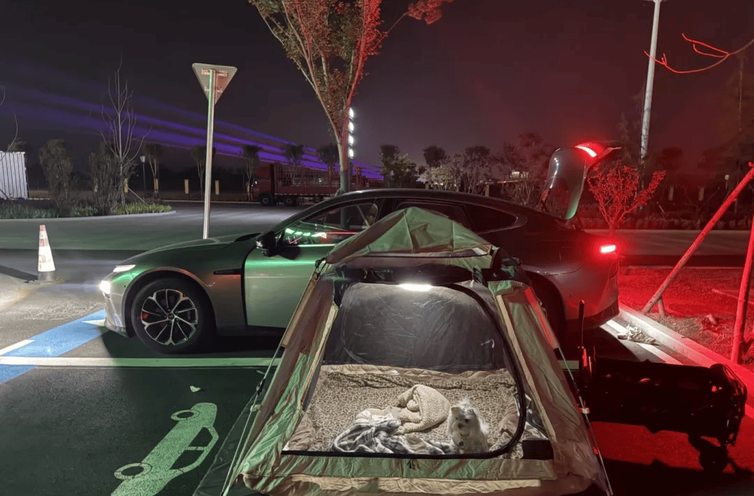 国庆期间年轻人旅行掀起“帐篷过夜”热潮AG真人百家家乐APP不住酒店住帐篷！(图1)